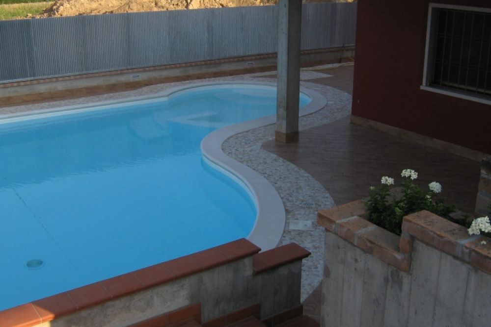 build a swimming pool with spillway skimmer for a private client in Verona