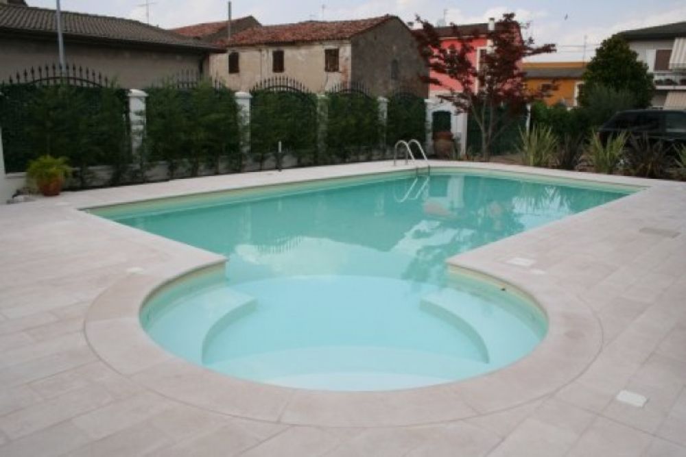 construction of a corner swimming pool with skimmer for a client in Verona