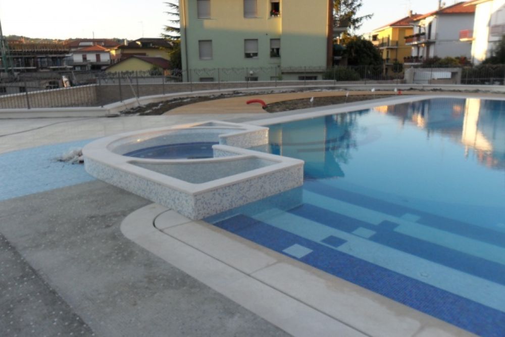 construction of infinity pool for private client in Pesaro