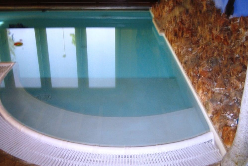 construction of an internal infinity pool for a private client in Cremona